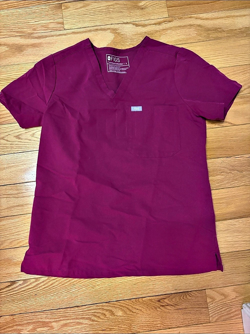 FIGS Casma Three-Pocket Scrub Top Short Sleeve Deep Purple / Pink